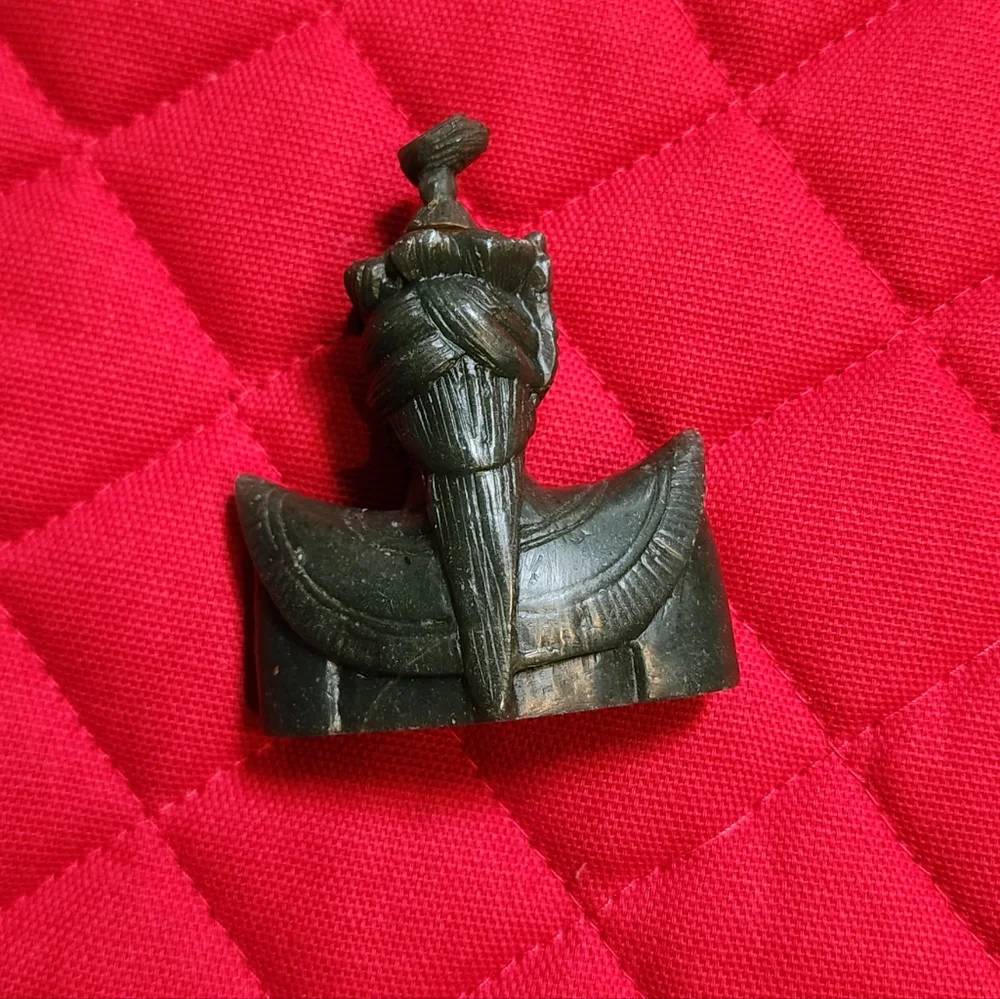 Vintage Chinese Snuff Bottle Unique dark green hand carved emperor bust